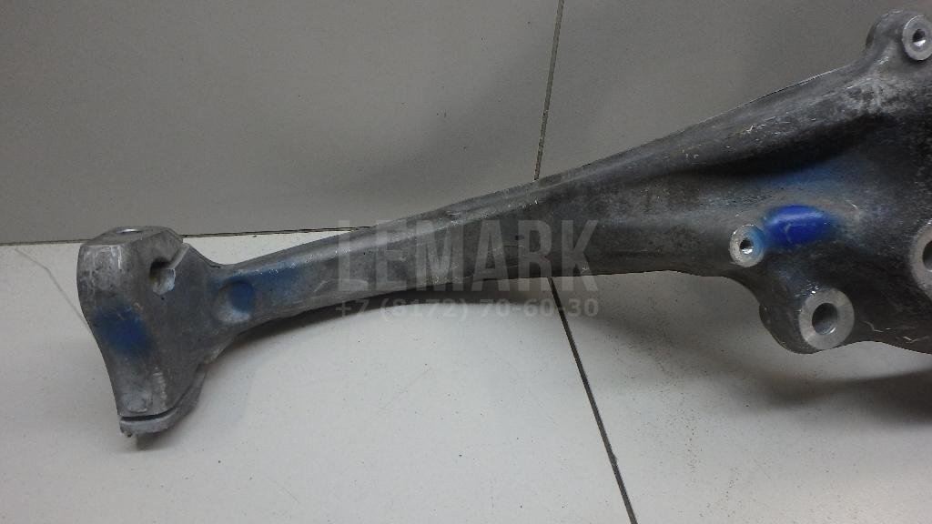 Кулак поворотный передний правый