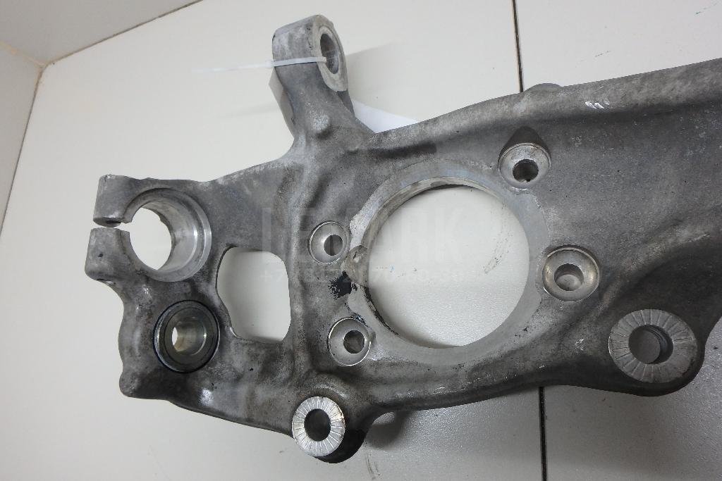 Кулак поворотный передний правый