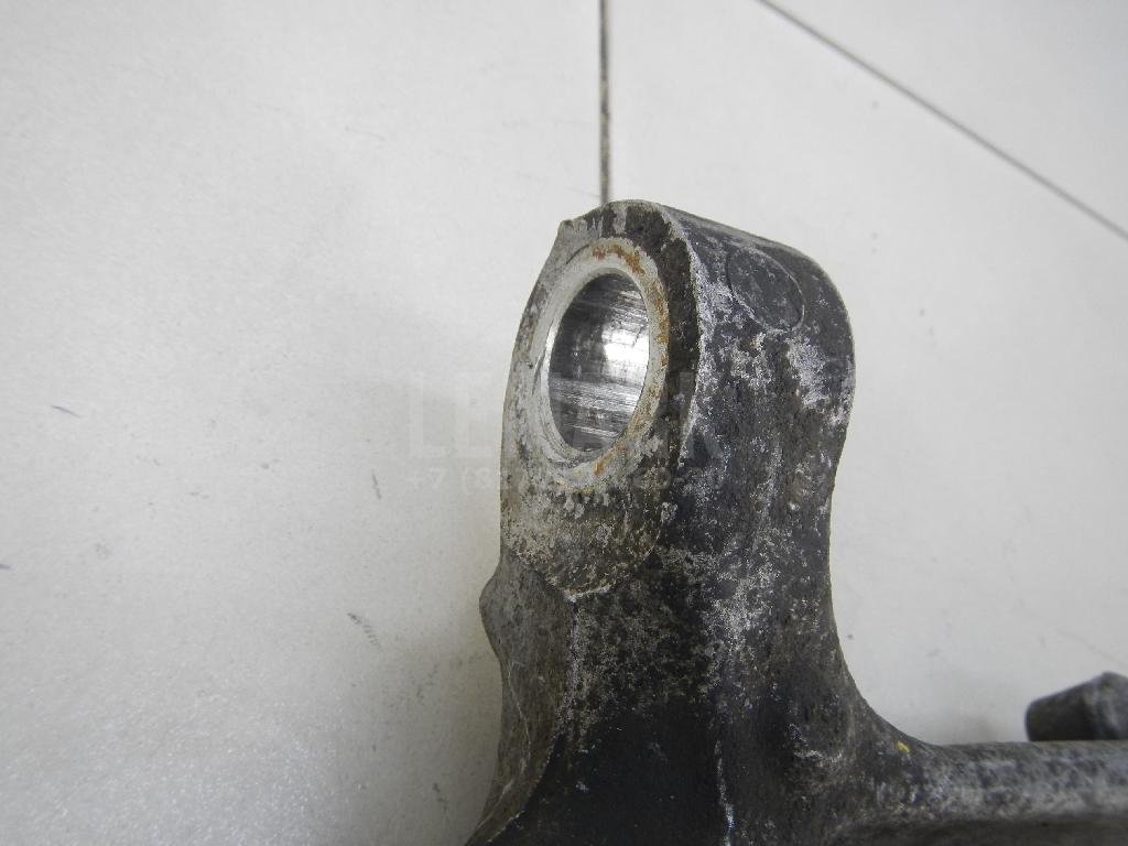 Кулак поворотный передний правый