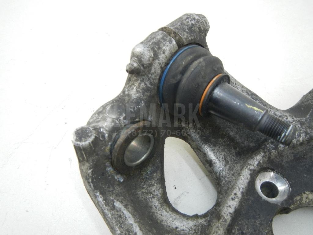 Кулак поворотный передний правый