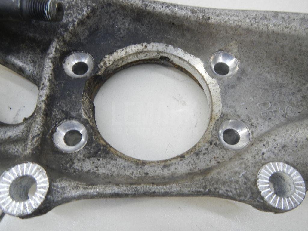 Кулак поворотный передний правый