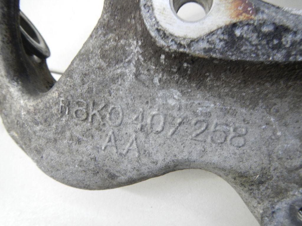 Кулак поворотный передний правый