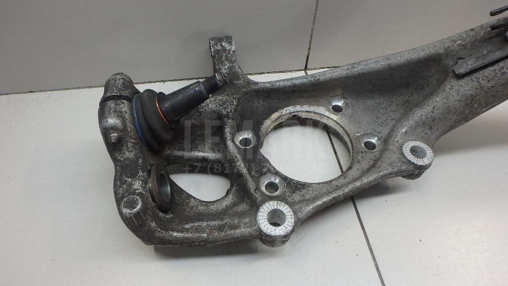 Кулак поворотный передний правый