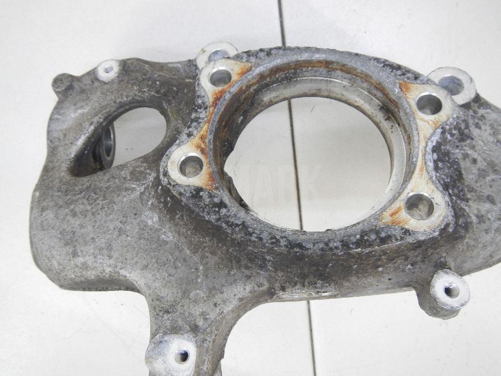 Кулак поворотный передний правый