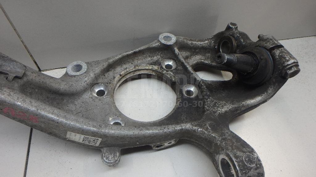 Кулак поворотный передний правый