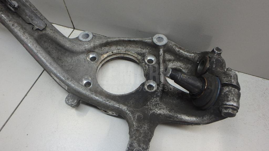 Кулак поворотный передний правый