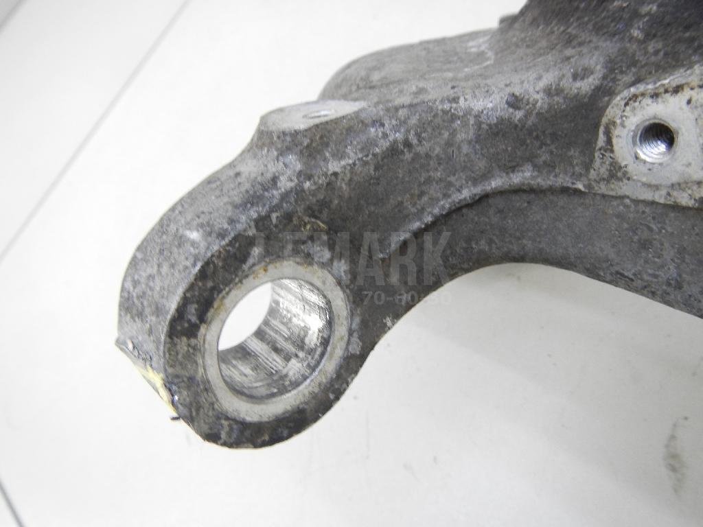 Кулак поворотный передний правый