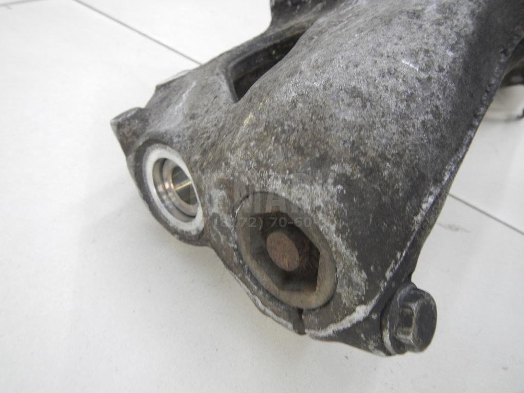 Кулак поворотный передний правый