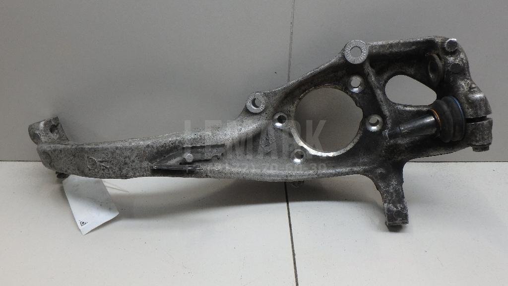 Кулак поворотный передний правый