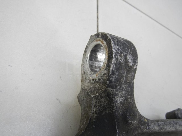 Кулак поворотный передний правый