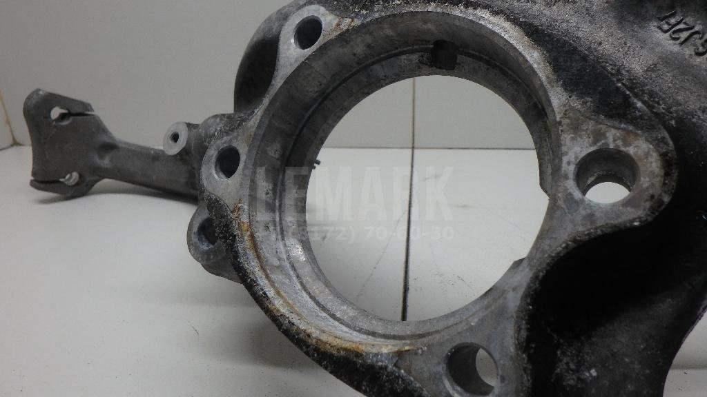 Кулак поворотный передний правый