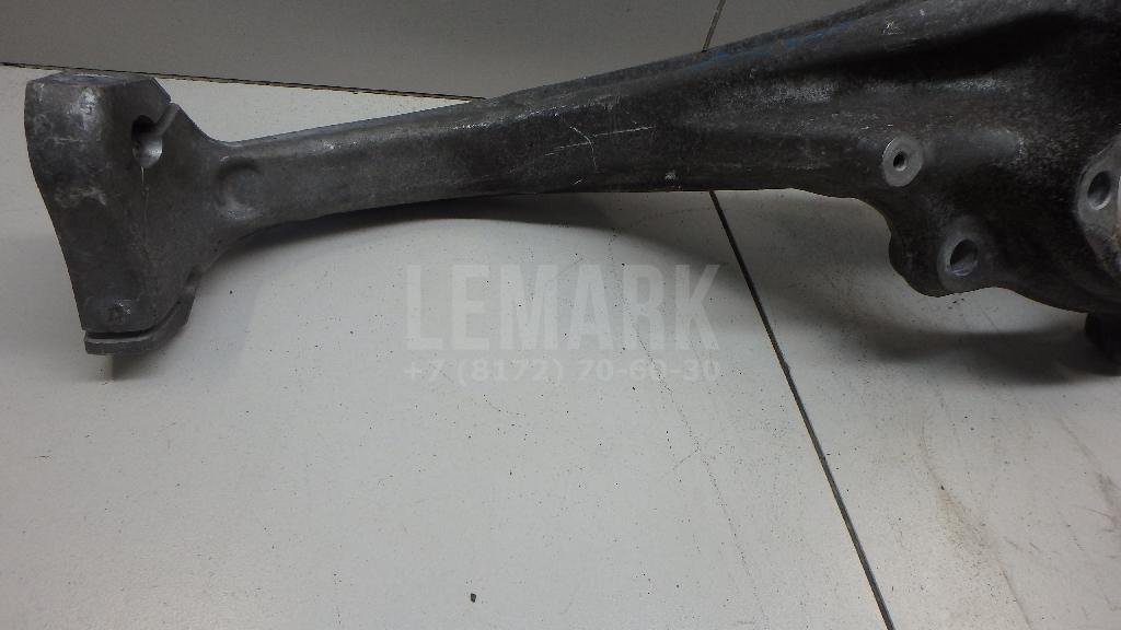 Кулак поворотный передний правый