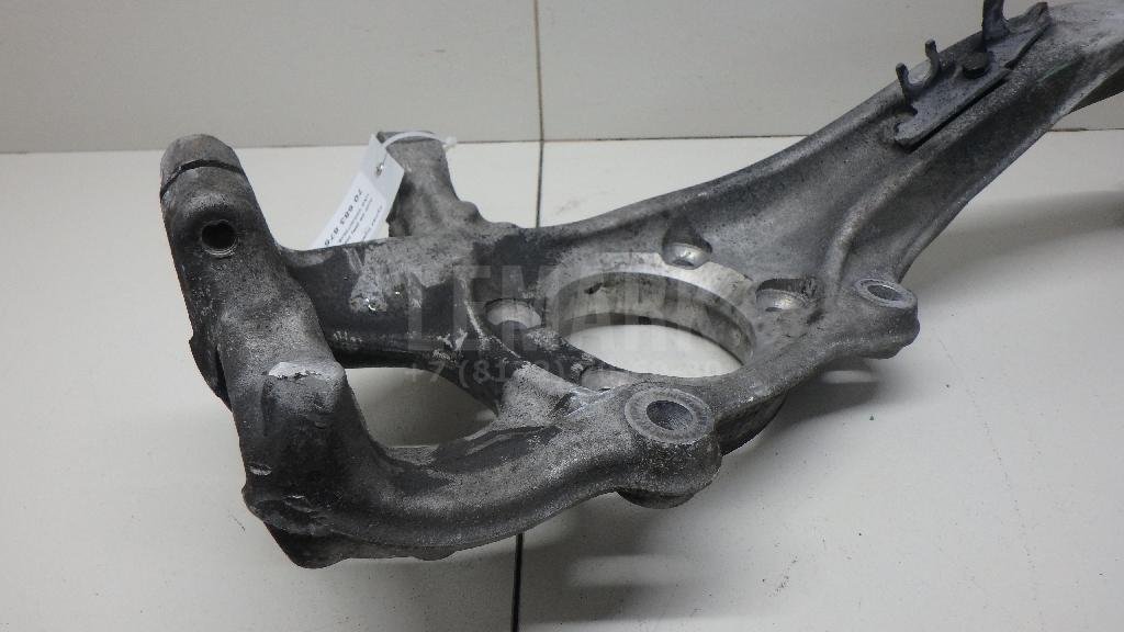 Кулак поворотный передний правый