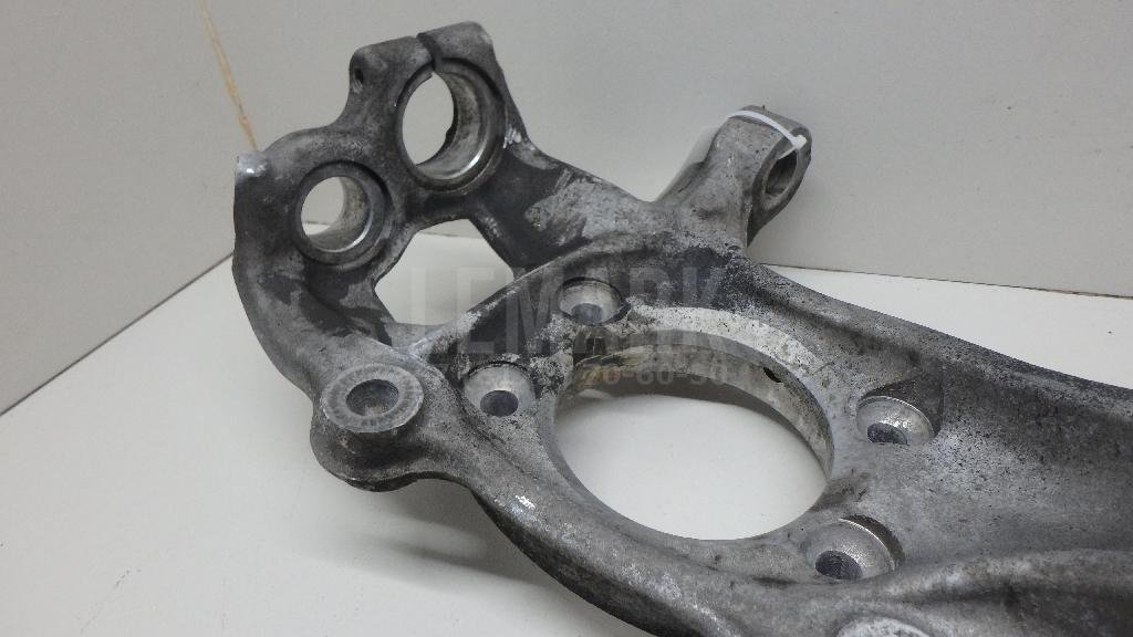 Кулак поворотный передний правый