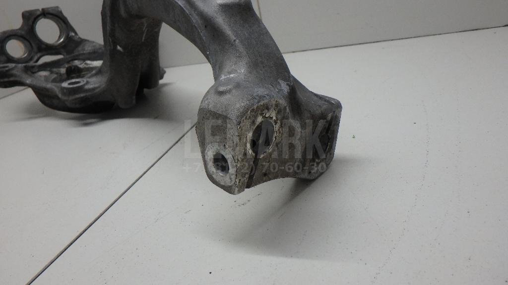 Кулак поворотный передний правый