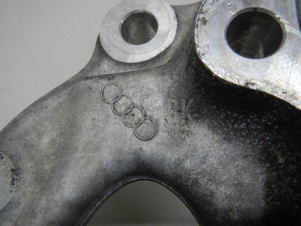 Кулак поворотный передний правый