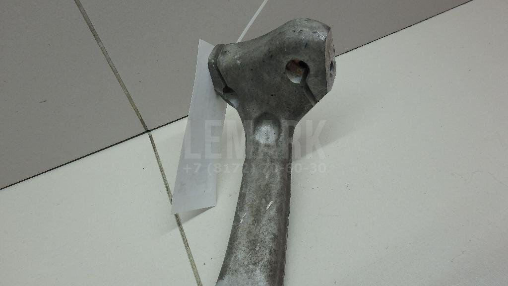 Кулак поворотный передний правый