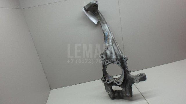 Кулак поворотный передний правый