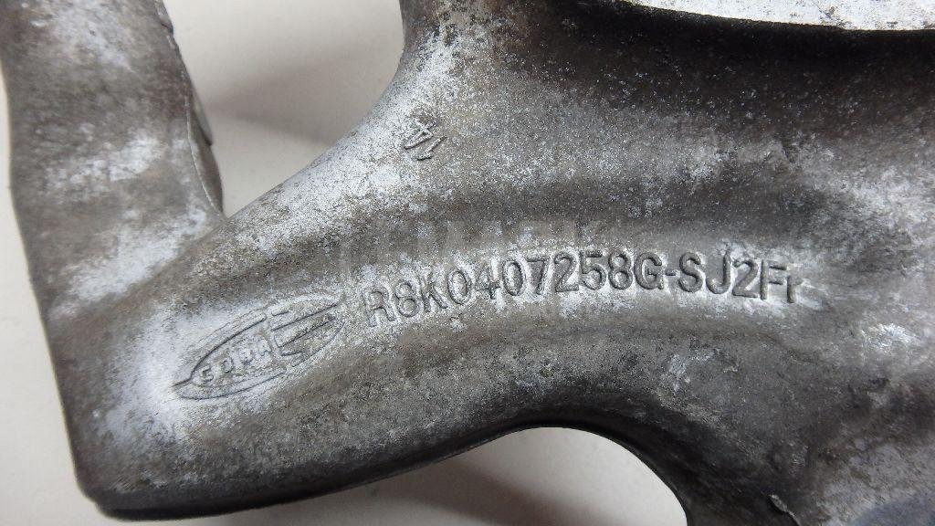 Кулак поворотный передний правый