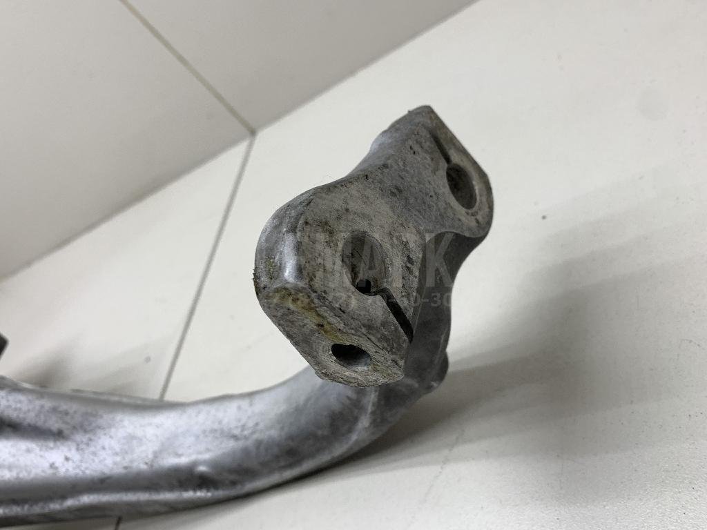 Кулак поворотный передний правый