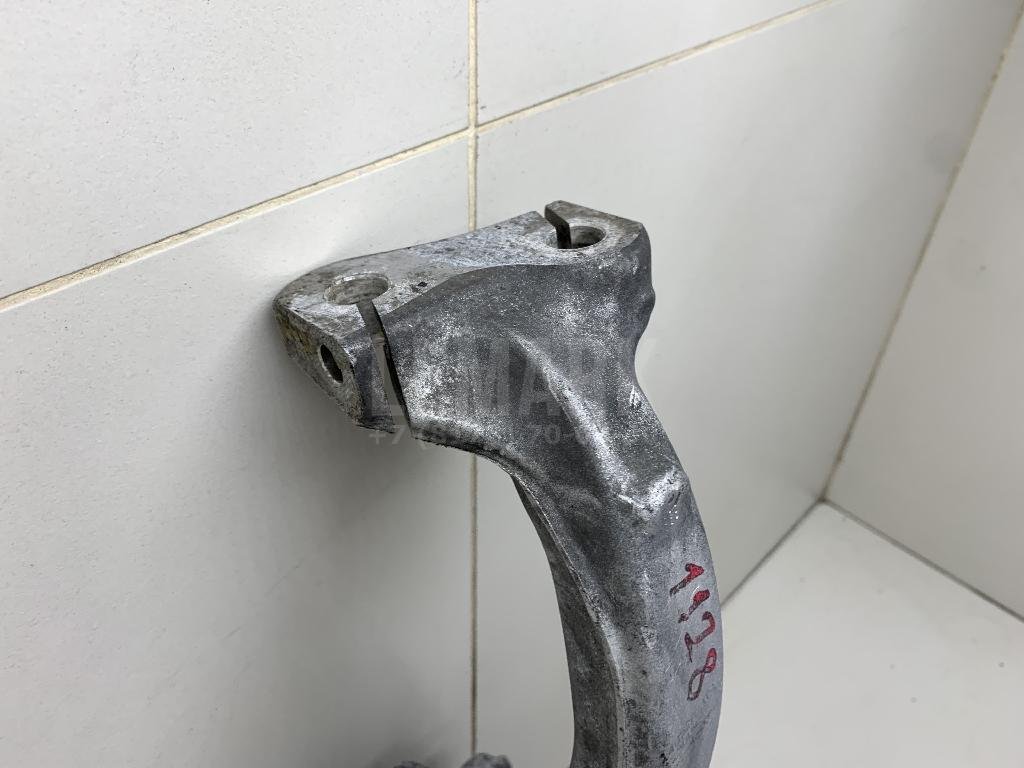 Кулак поворотный передний правый