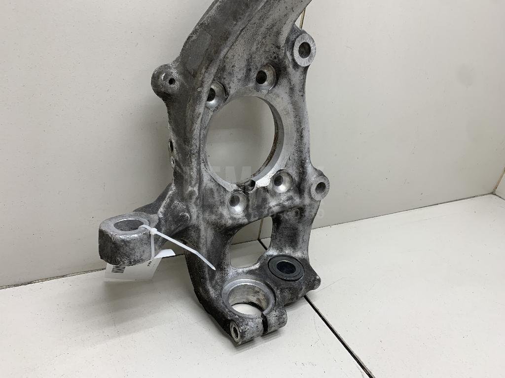 Кулак поворотный передний правый