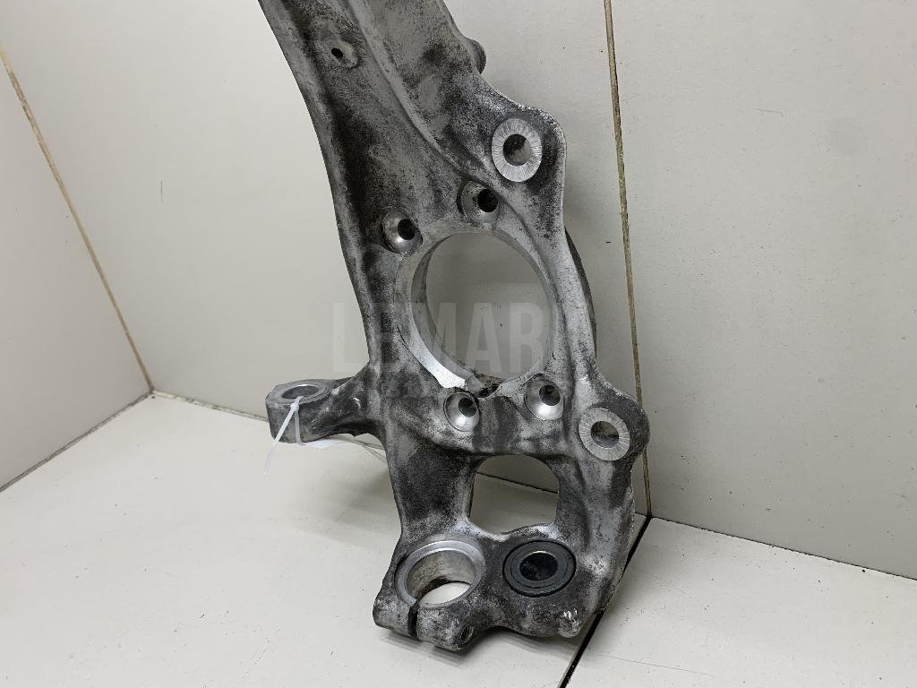 Кулак поворотный передний правый