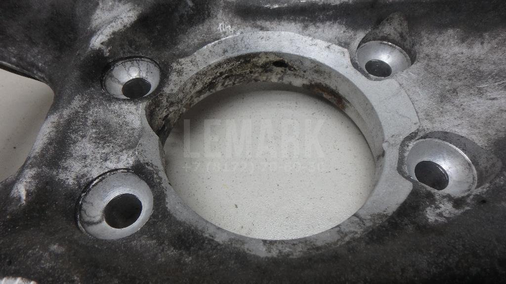 Кулак поворотный передний правый