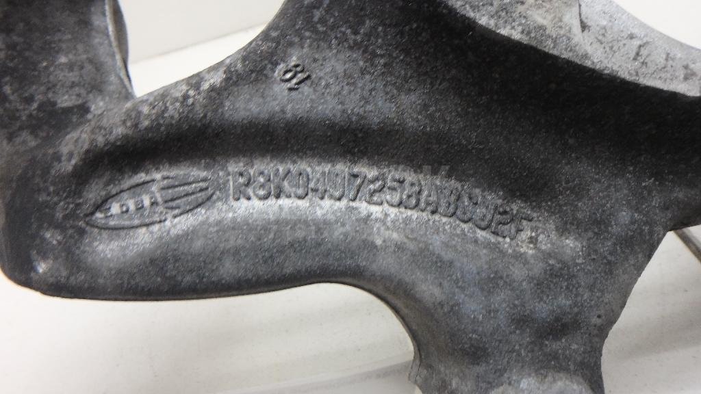 Кулак поворотный передний правый