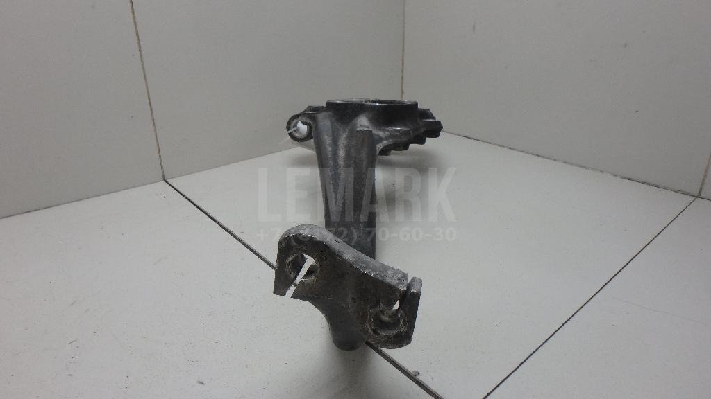 Кулак поворотный передний правый