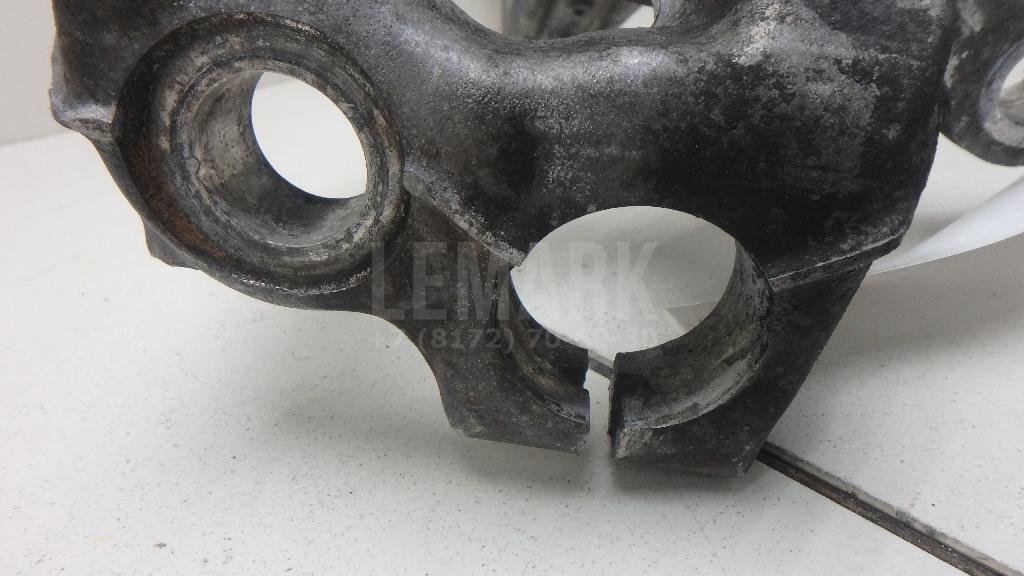 Кулак поворотный передний правый