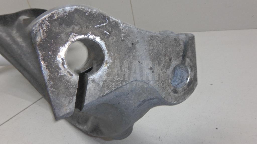 Кулак поворотный передний правый