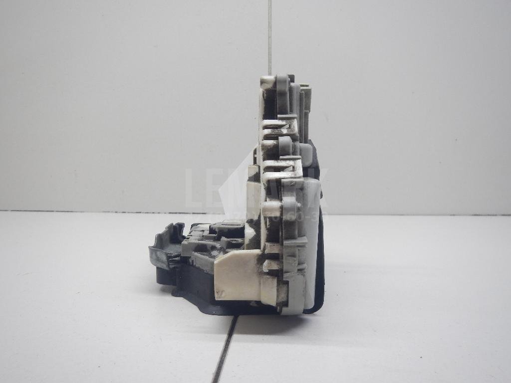 Замок двери передней левой