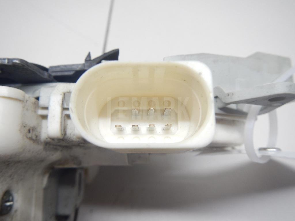 Замок двери передней левой