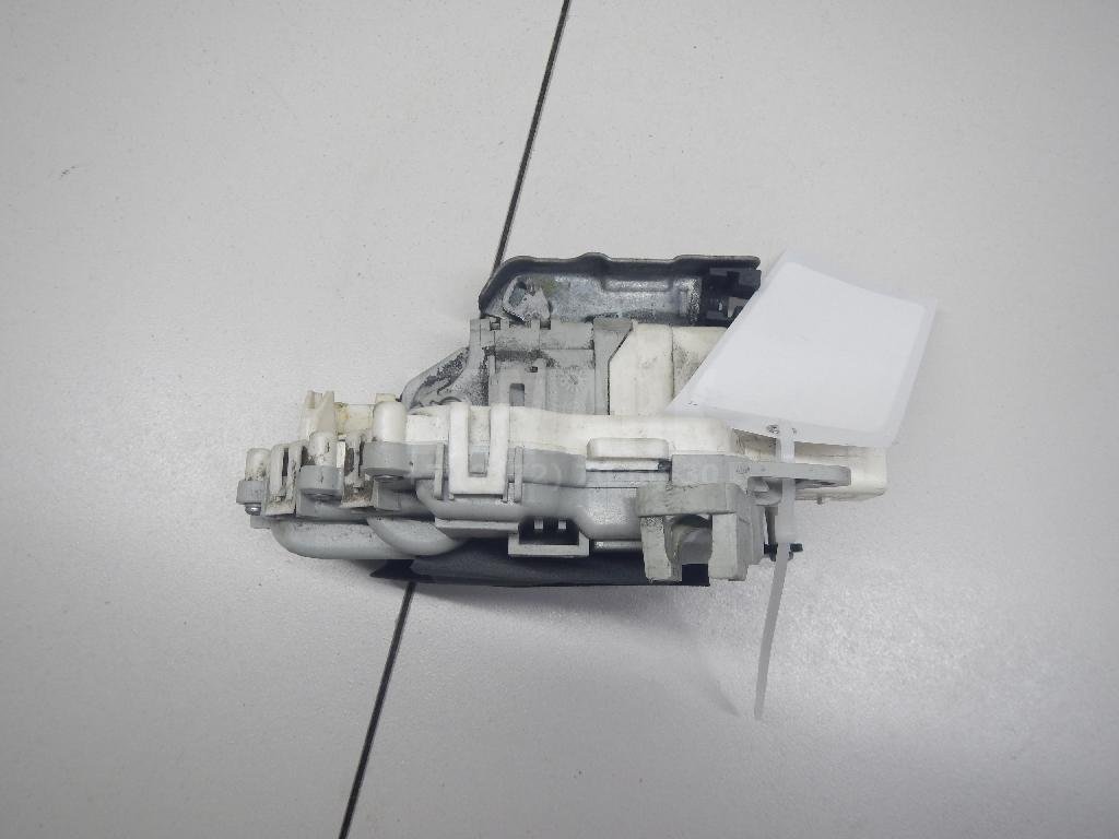 Замок двери передней левой