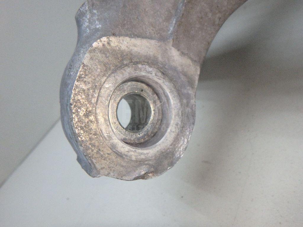 Кулак поворотный передний правый