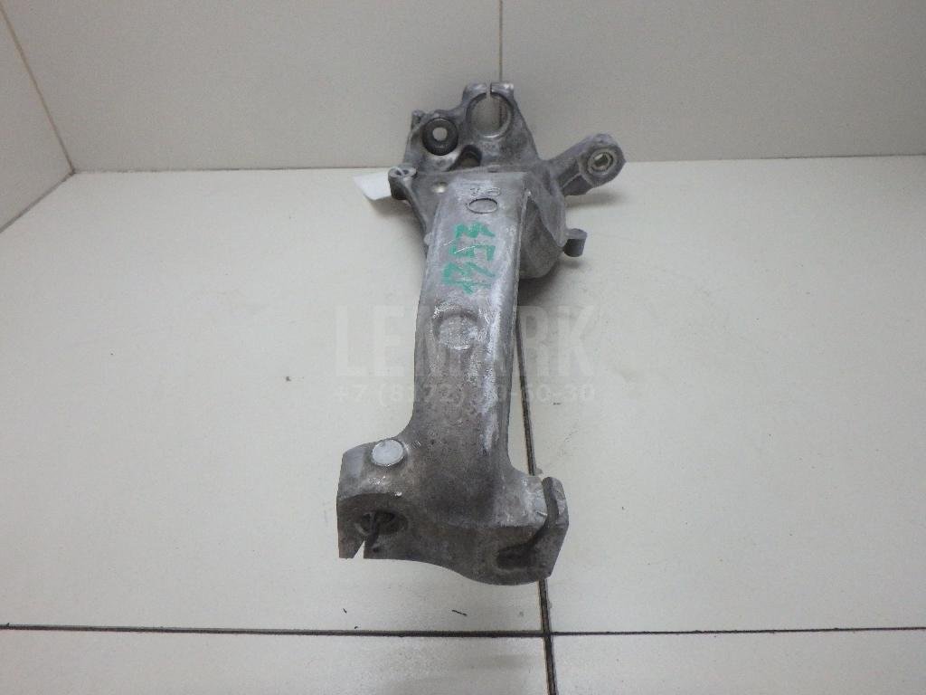 Кулак поворотный передний правый