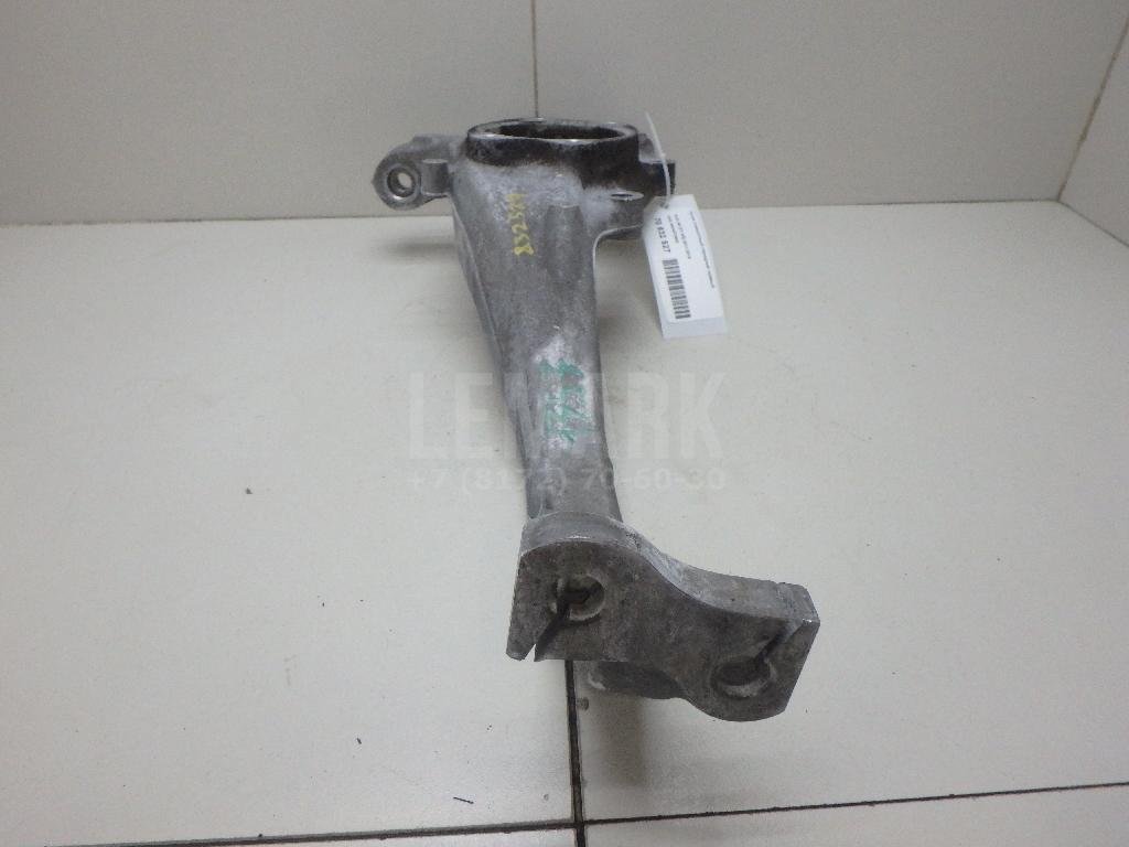 Кулак поворотный передний правый