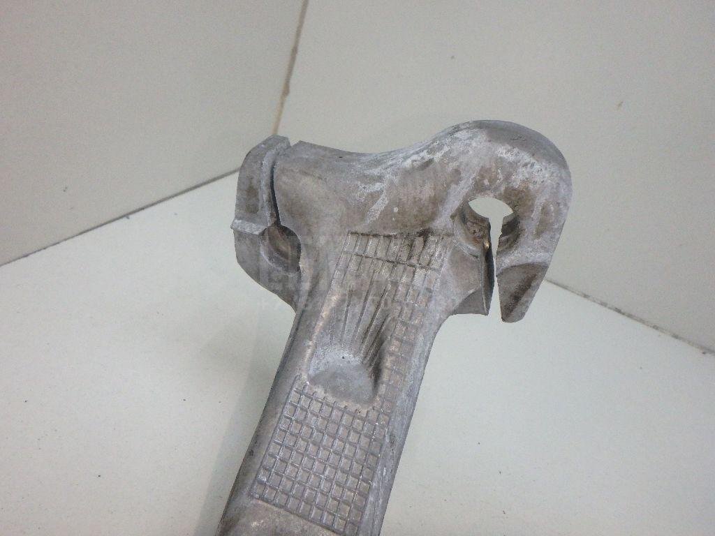 Кулак поворотный передний правый