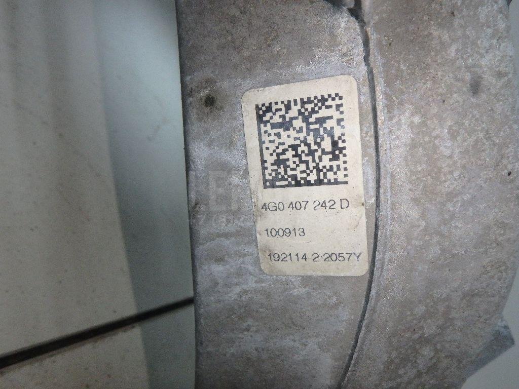 Кулак поворотный передний правый