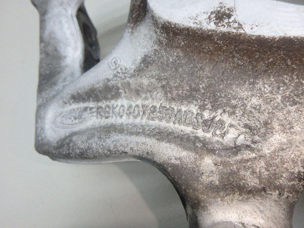 Кулак поворотный передний правый