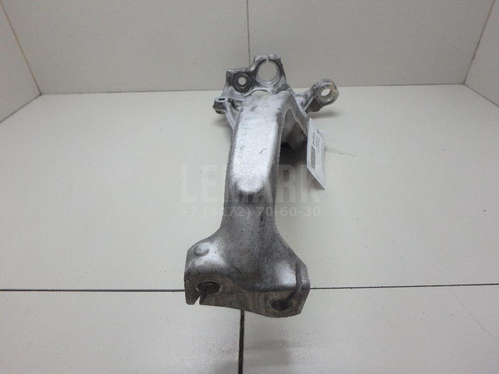 Кулак поворотный передний правый