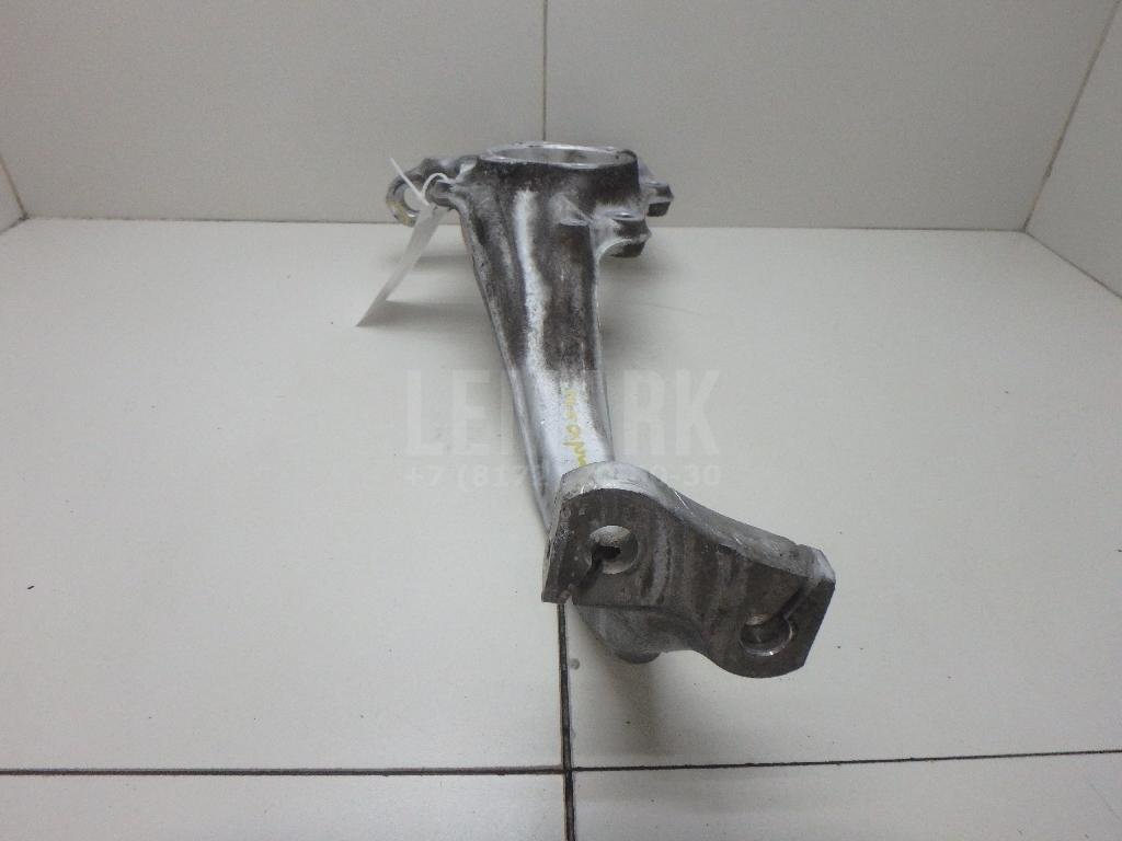 Кулак поворотный передний правый