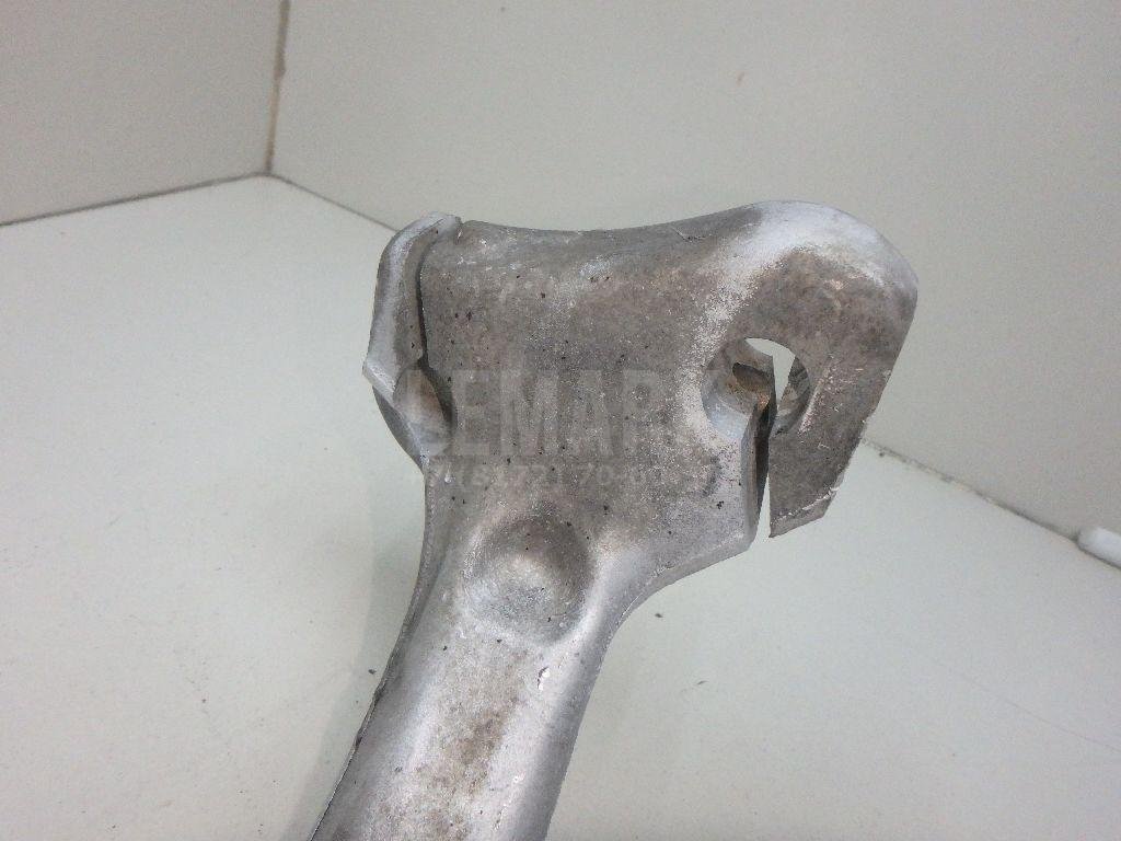 Кулак поворотный передний правый