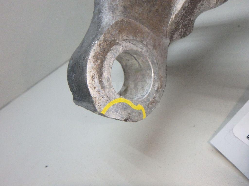 Кулак поворотный передний правый