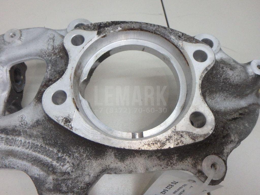 Кулак поворотный передний правый