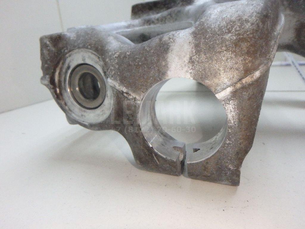 Кулак поворотный передний правый