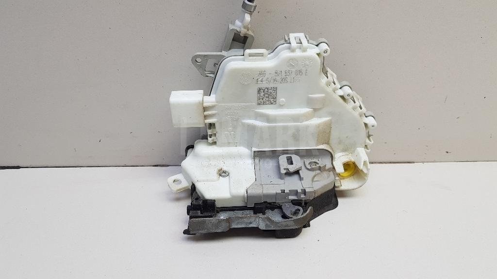 Замок двери передней левой