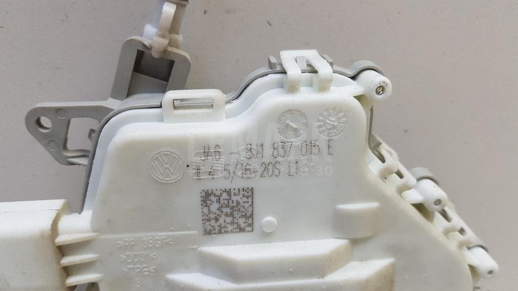 Замок двери передней левой