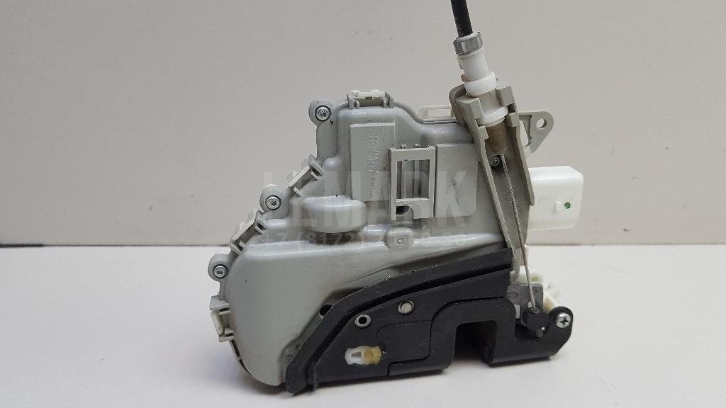 Замок двери передней левой